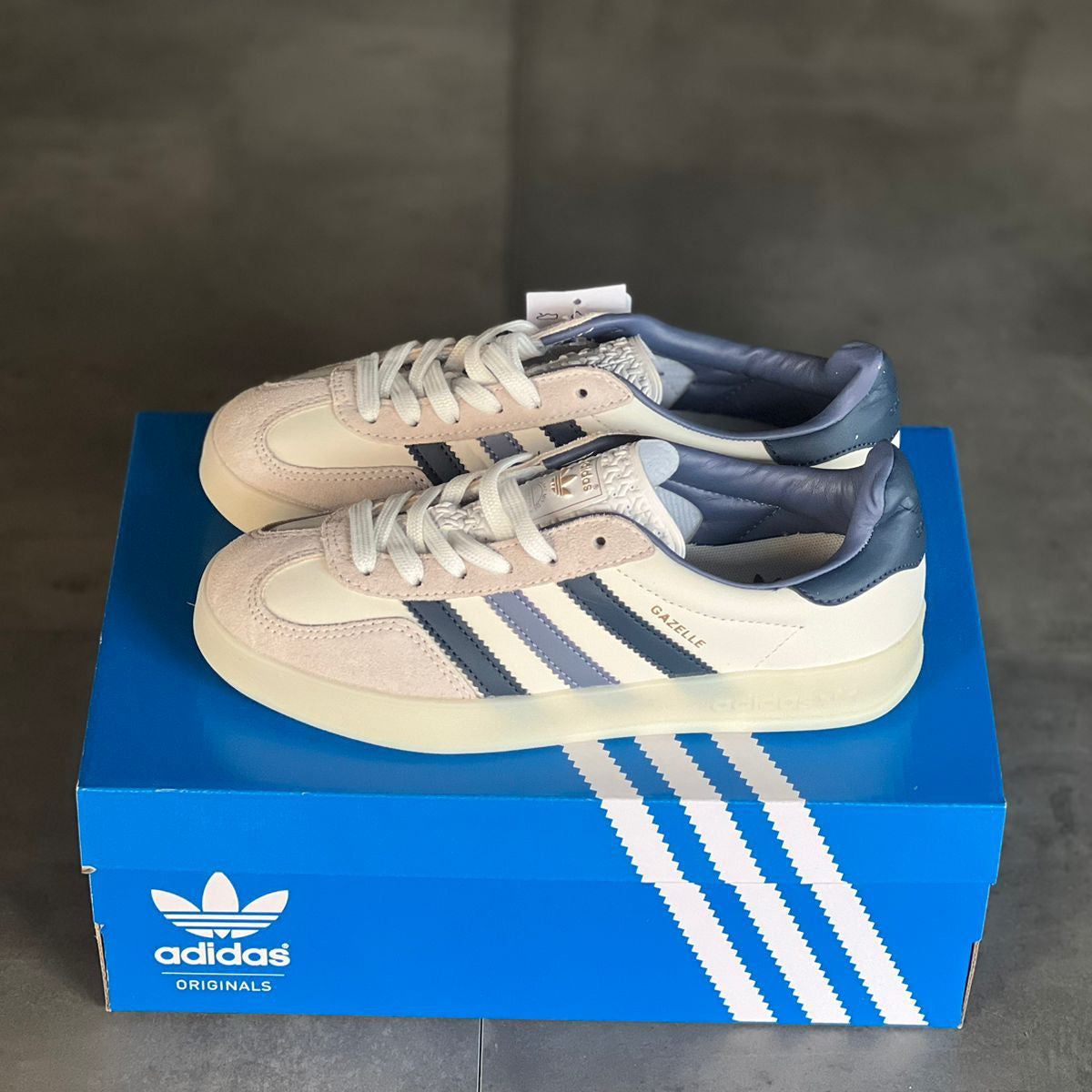 Adidas Gazelle Blanco y Azul | Dama
