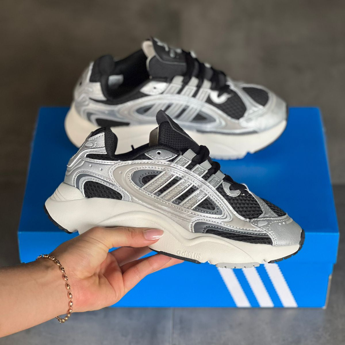 Adidas Ozmillen Negra y Gris | Hombre y Dama