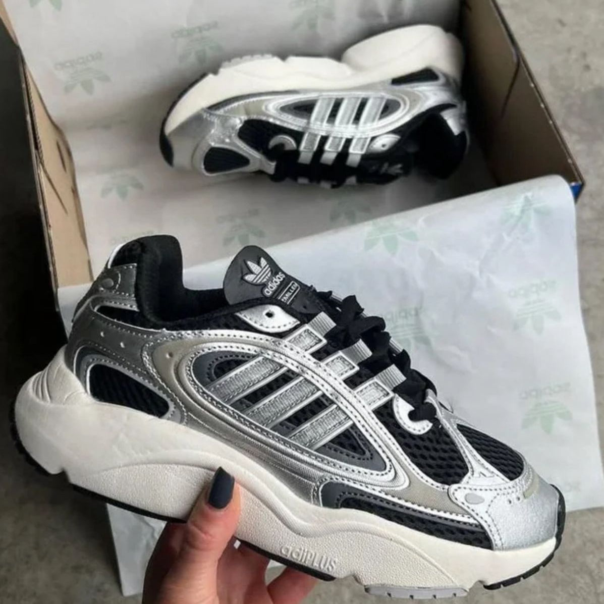 Adidas Ozmillen Negra y Gris | Hombre y Dama