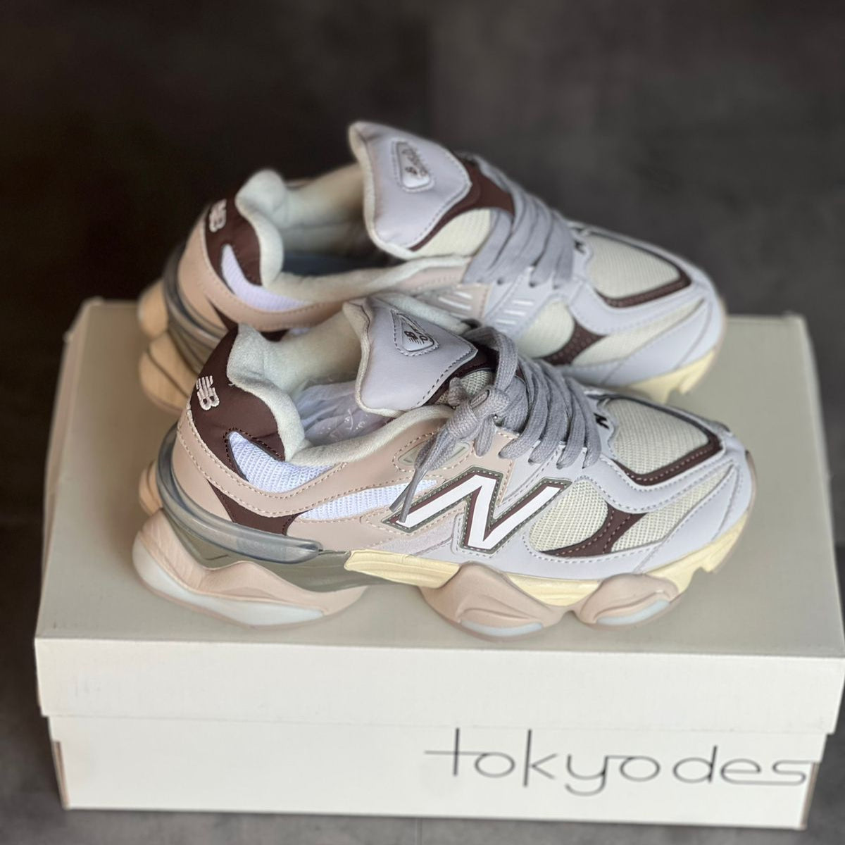 New Balance 9060 Beige con Cafe | Hombre y Dama