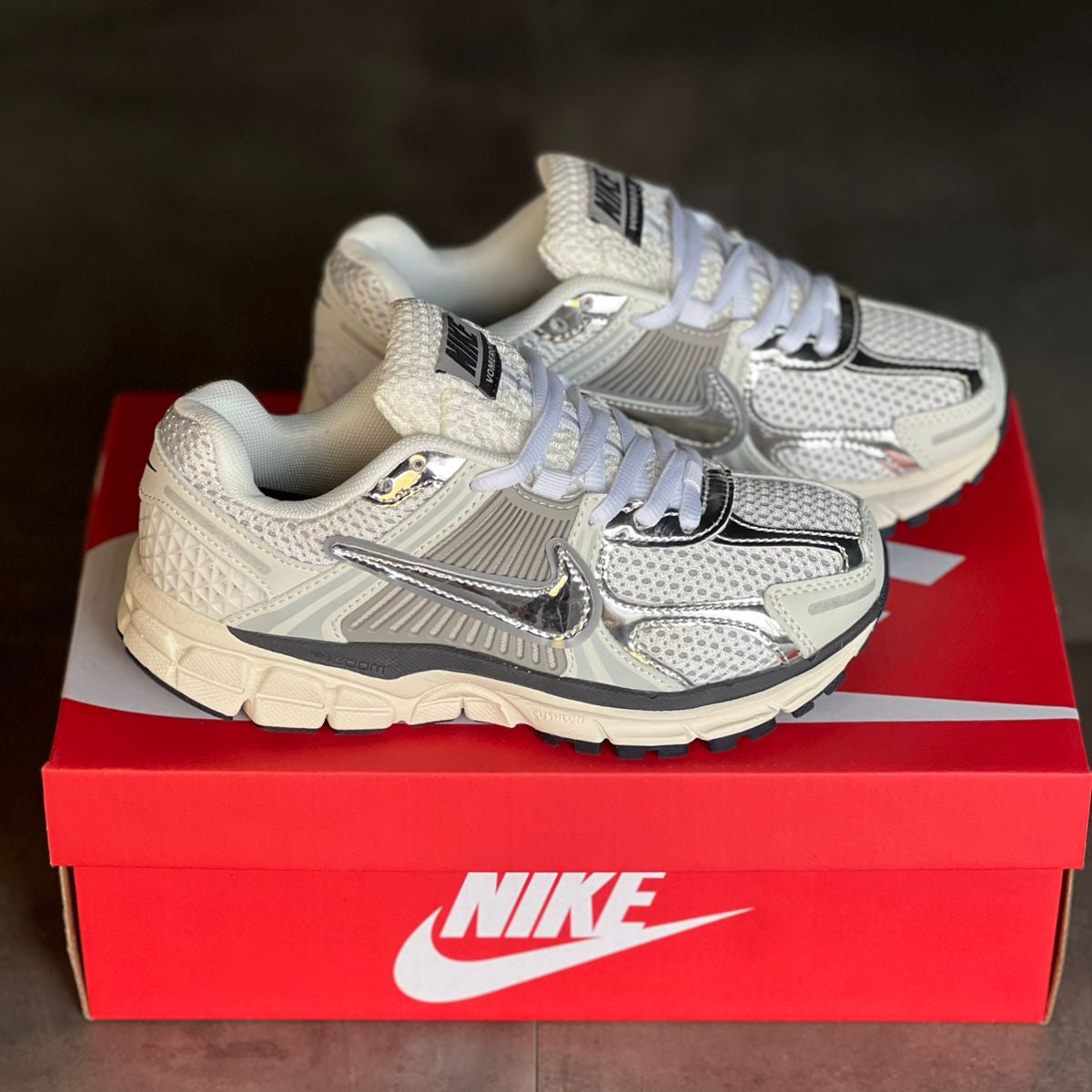 Nike Vomero Blanco y Plateado | Hombre y Dama