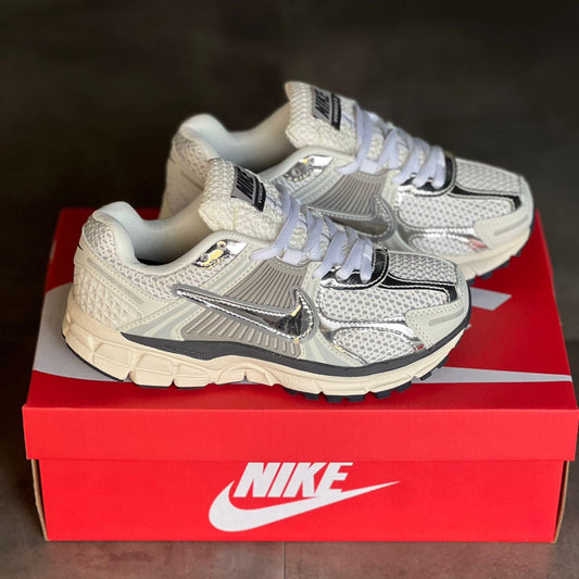 Nike Vomero Blanco y Plateado | Hombre y Dama
