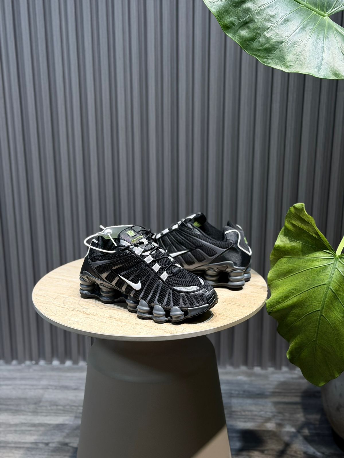 Nike Shox Negras con Gris | Hombre