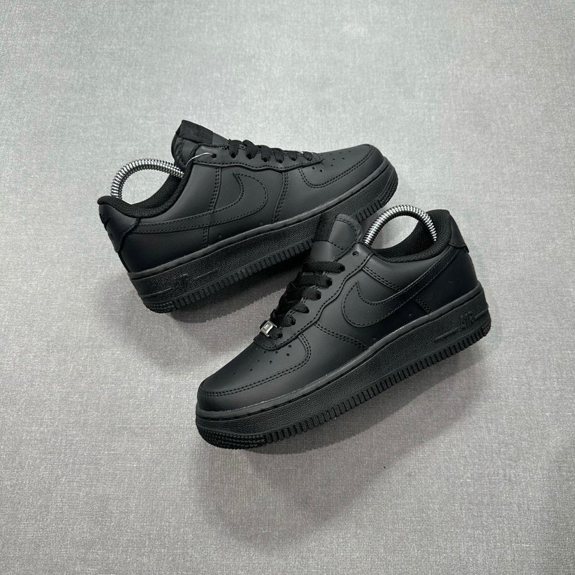 NIKE AIR FORCE ONE NEGRO CLASICO