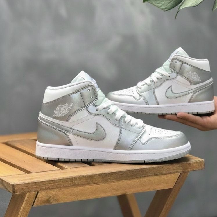Nike Jordan Retro 1 Plateada | Dama
