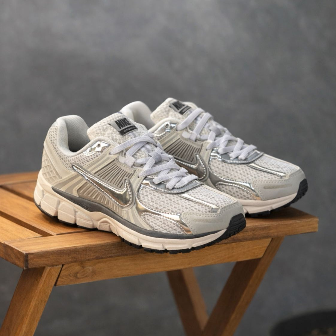 Nike Vomero Blanco y Plateado | Hombre y Dama