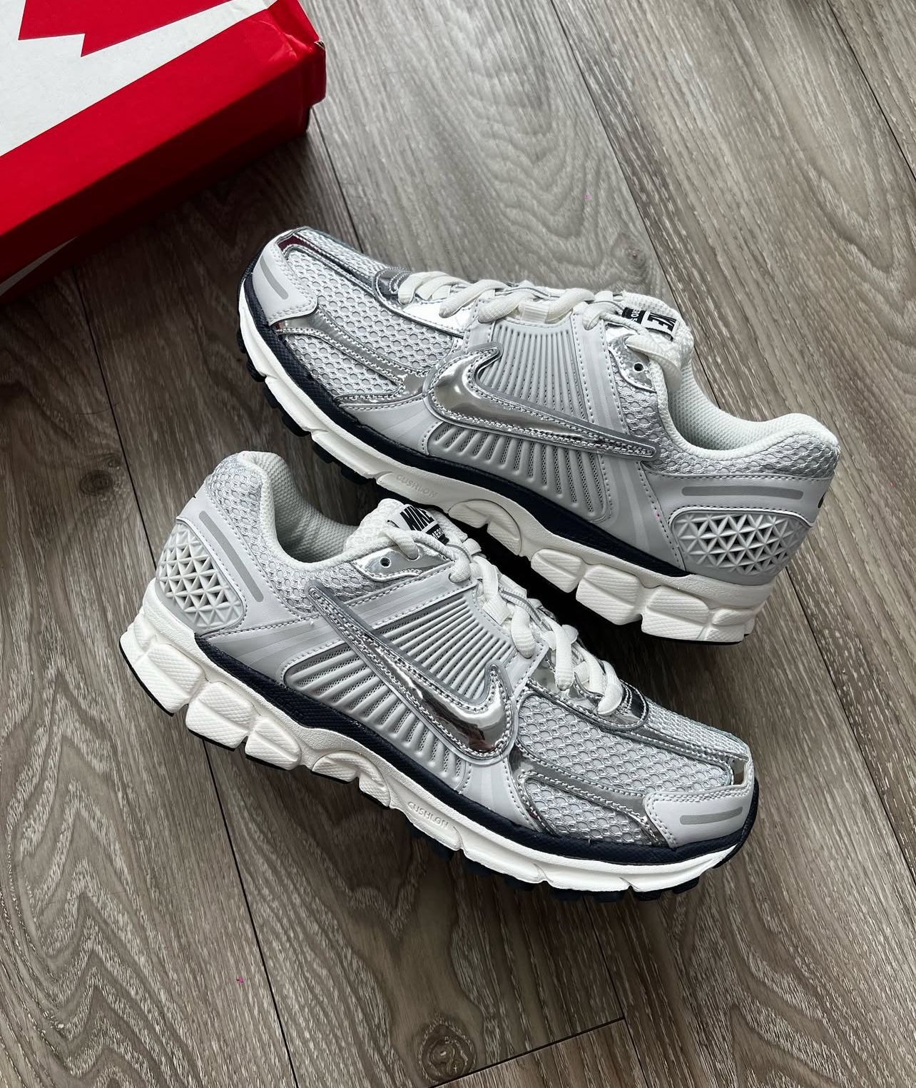 Nike Vomero Blanco y Plateado | Hombre y Dama