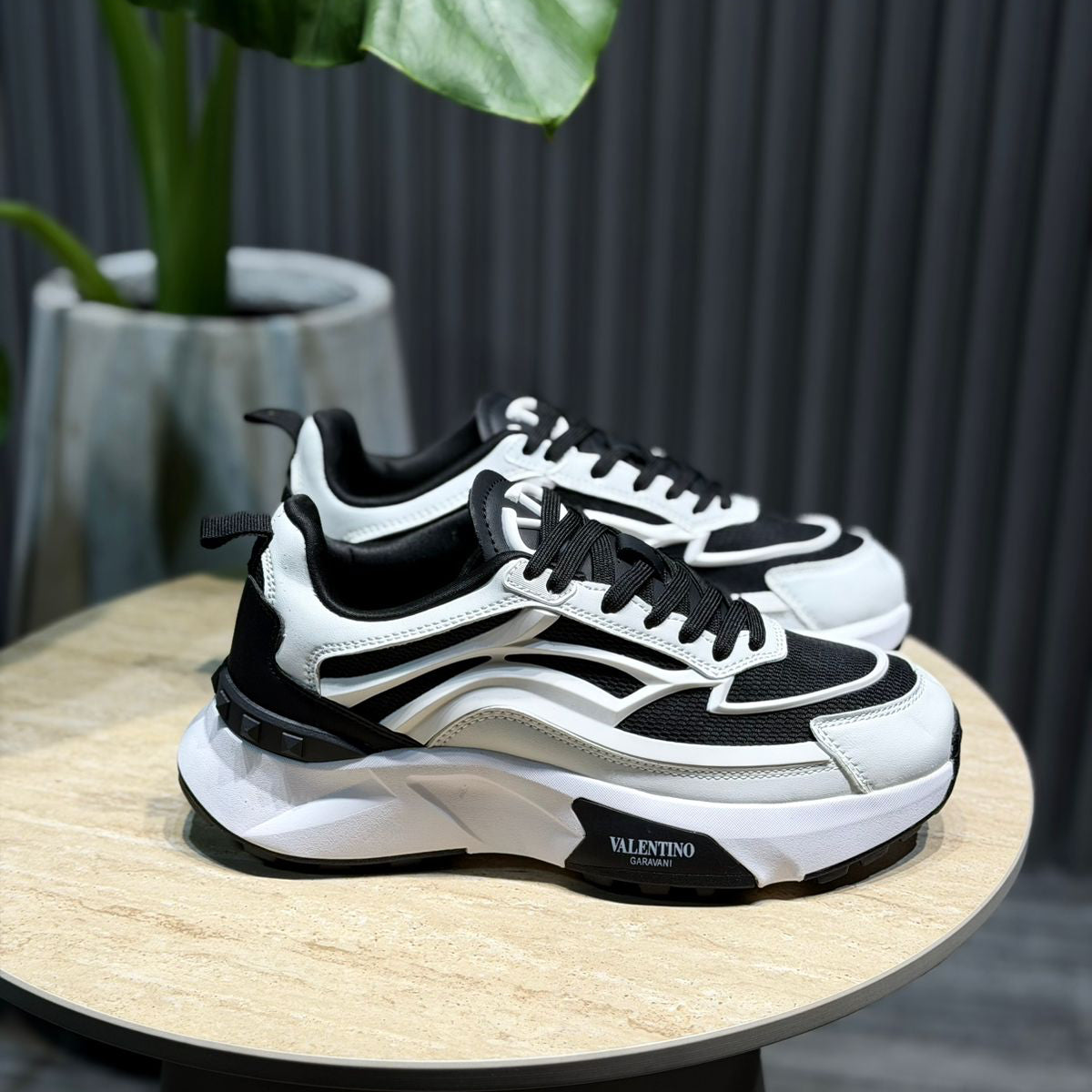 Valentino Blanca Negra | Hombre