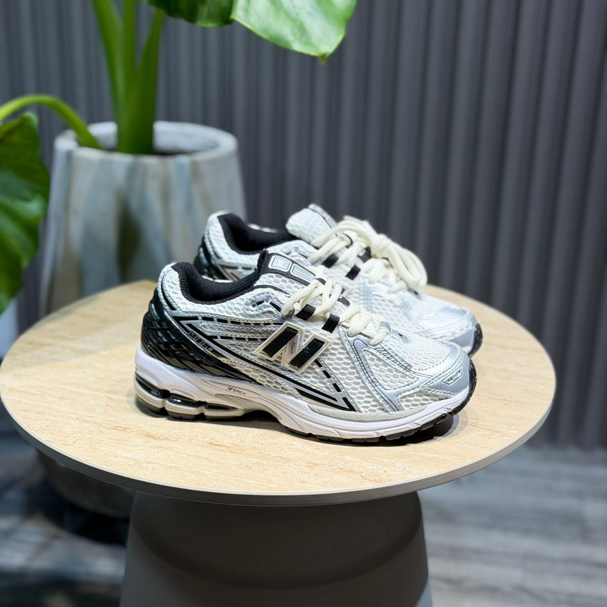 New Balance 1906R Blanca Negra | Hombre y Dama