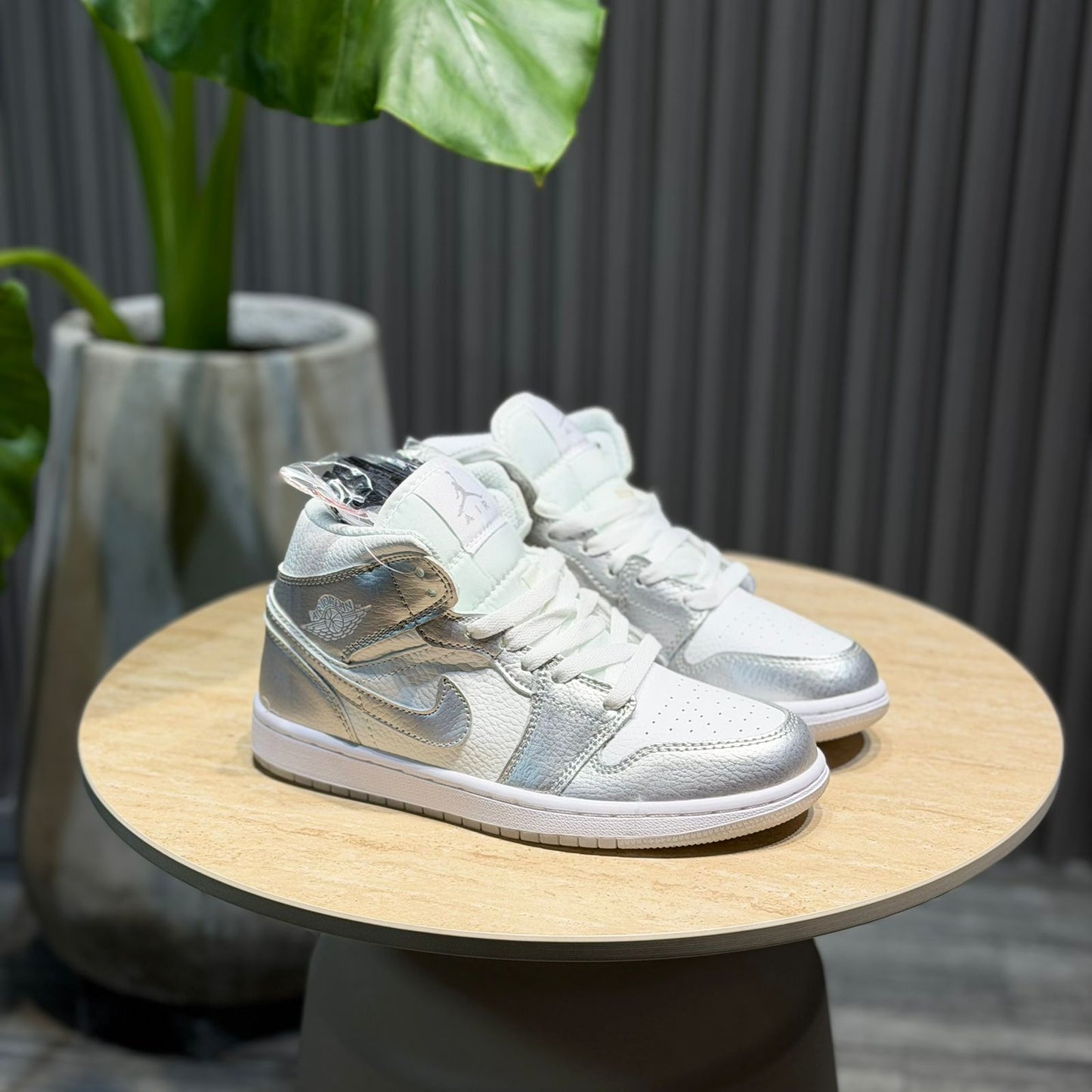 Nike Jordan Retro 1 Plateada | Dama