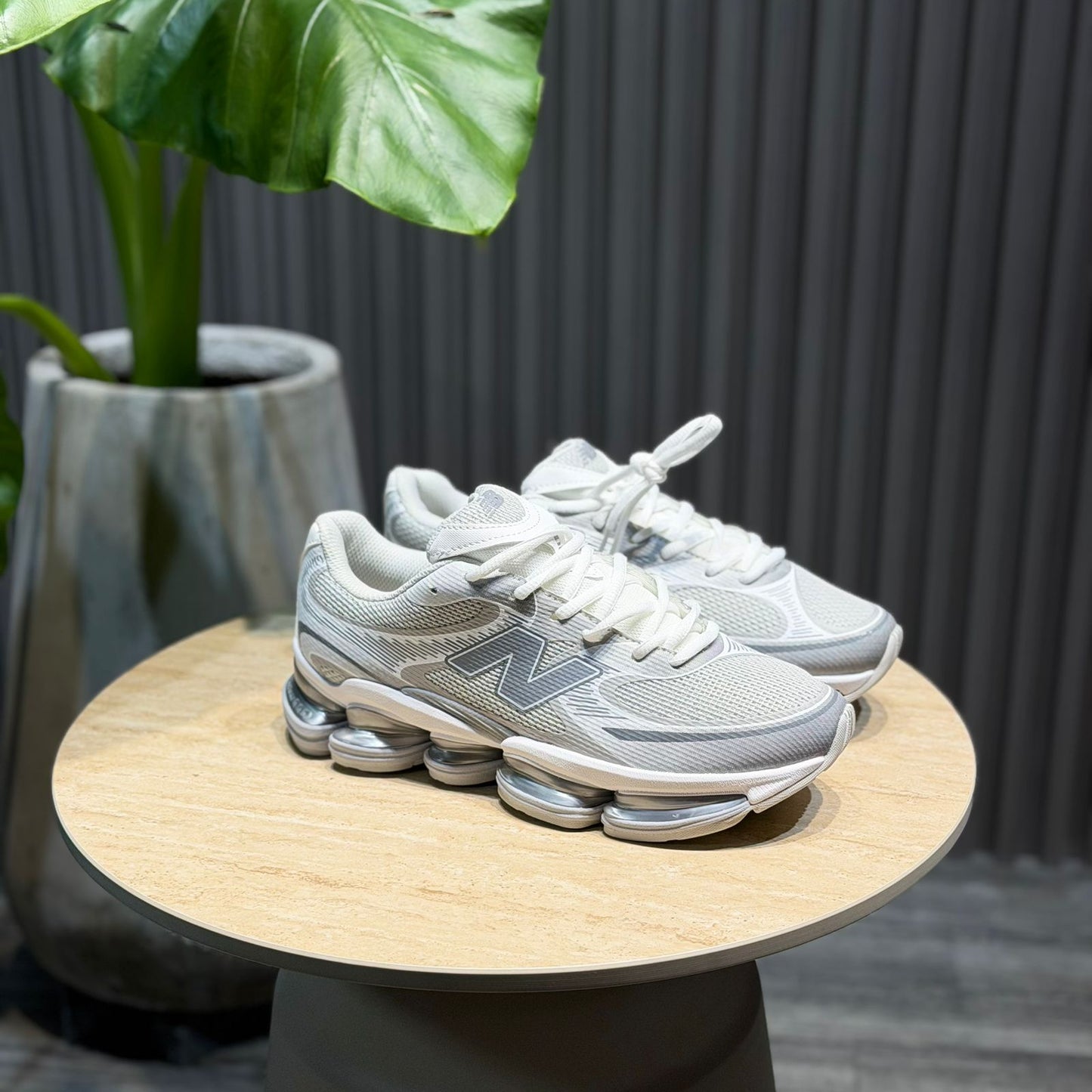 New Balance 2000 Plateado y Blanco | Hombre