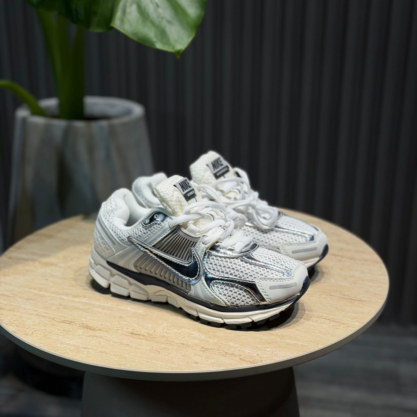 Nike Vomero Blanco y Plateado | Hombre y Dama