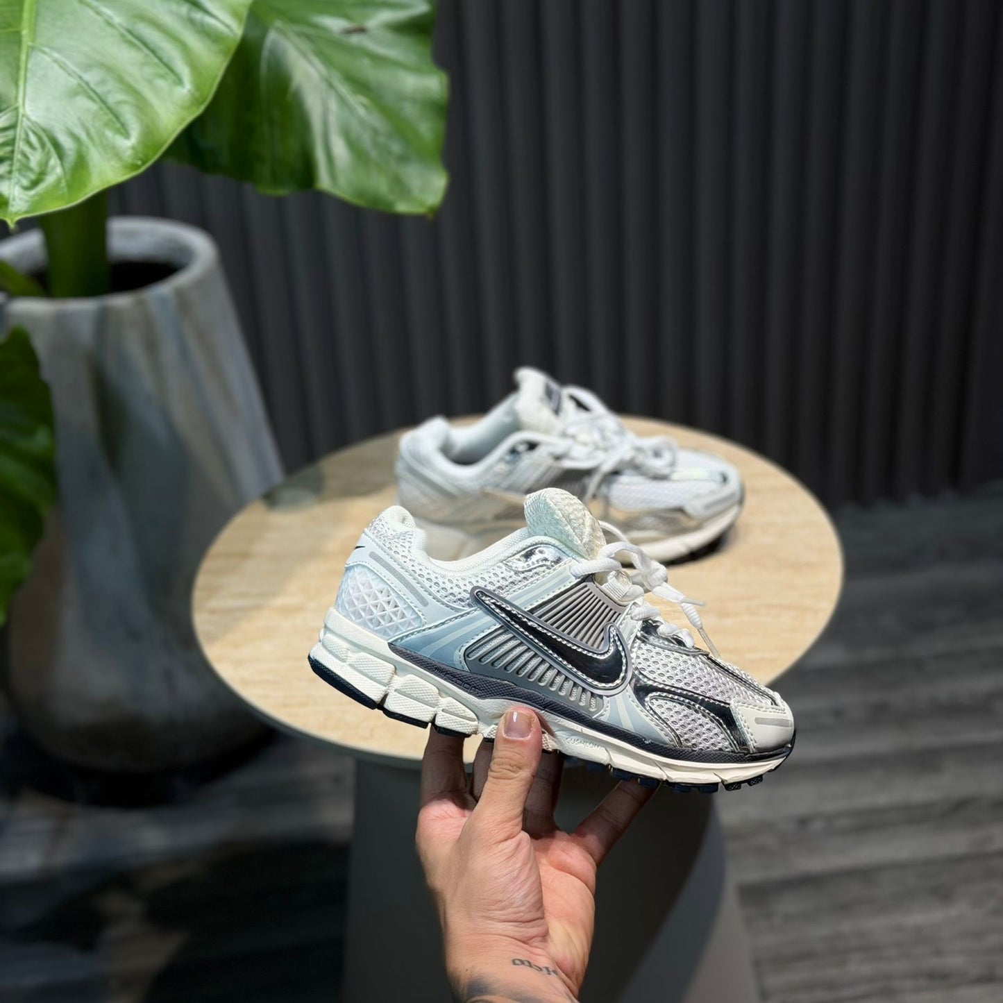 Nike Vomero Blanco y Plateado | Hombre y Dama
