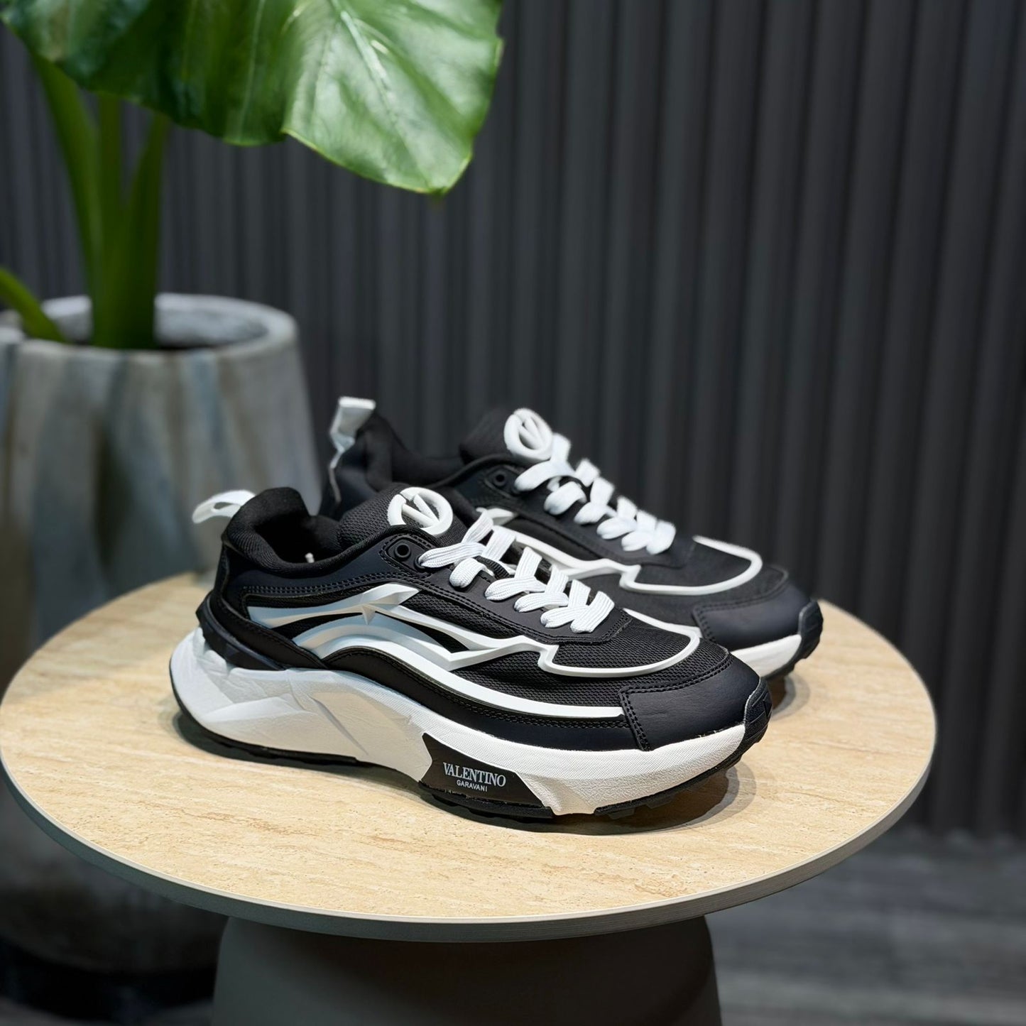Valentino Negra Blanca | Hombre