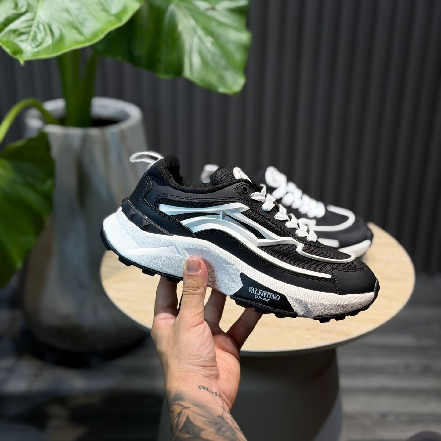 Valentino Negra Blanca | Hombre