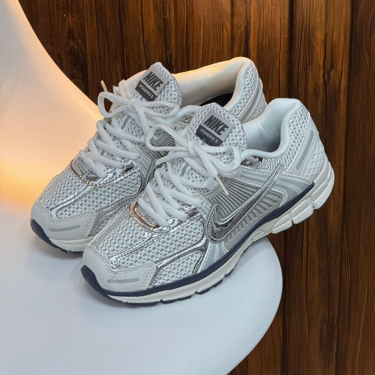 Nike Vomero Blanco y Plateado | Hombre y Dama